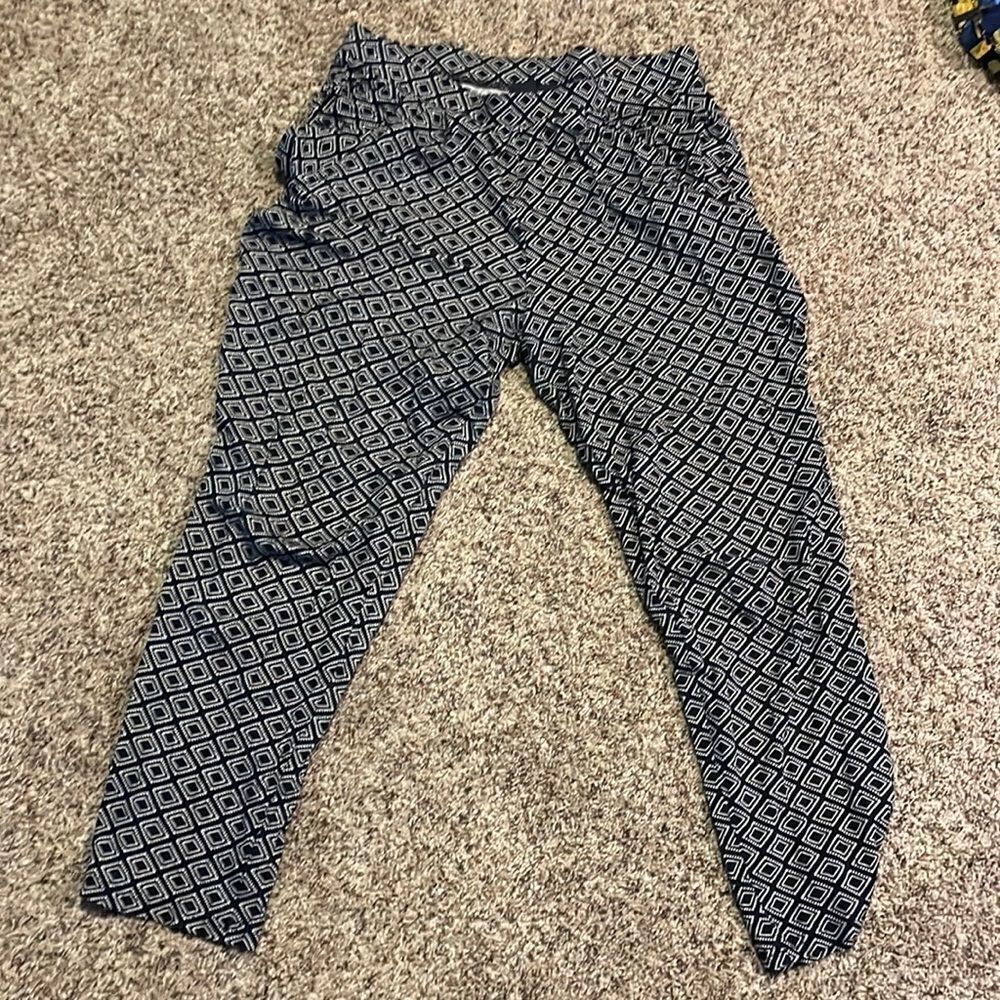 Black and white design leggings